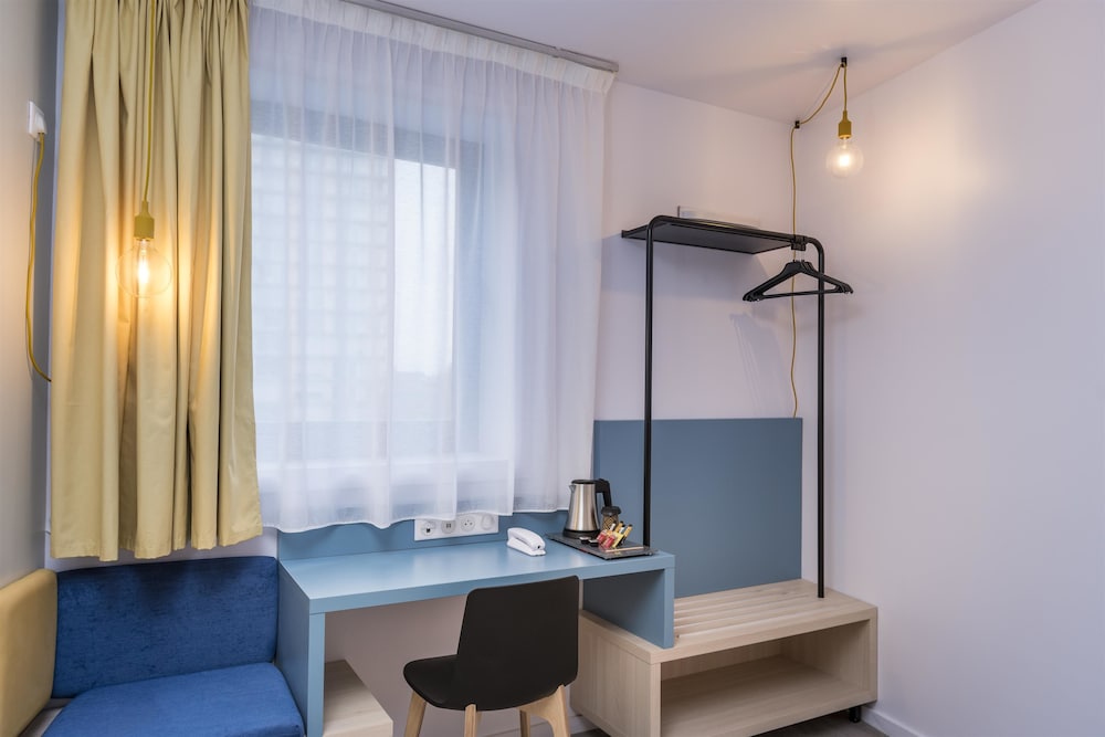 Standard Room, Multiple Beds - Photo 3