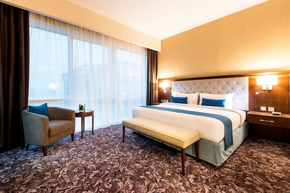 Executive Suite, 1 King Bed with Sofa bed photo 2