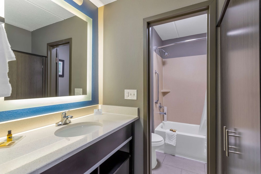 Suite, 2 Queen Beds, Non Smoking, Refrigerator & Microwave (1st Floor;with Single Sofabed) - Photo 6