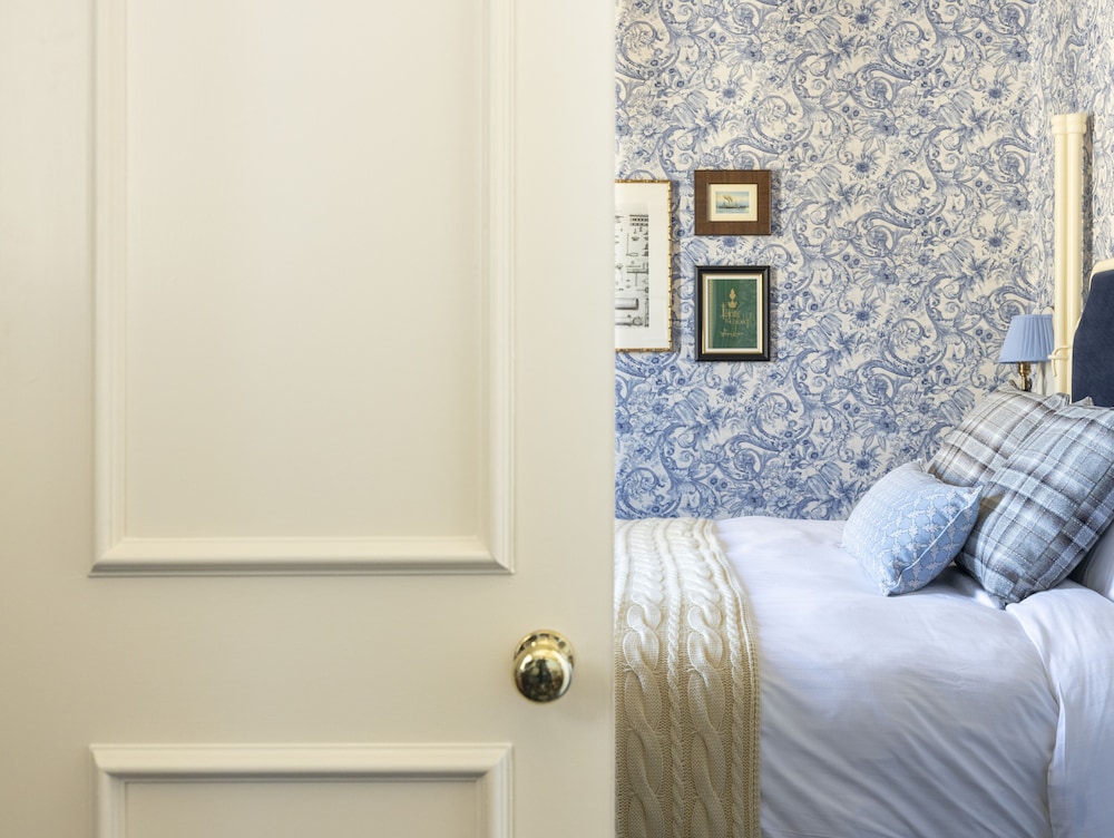 Suite, 1 King Bed, City View - Photo 2