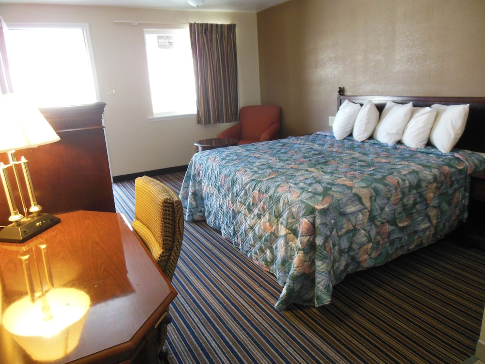 Deluxe Room, 1 King Bed, Non Smoking photo 3