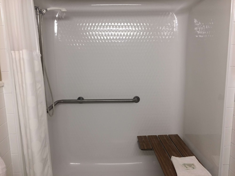 Standard Room, 2 Double Beds, Accessible, Bathtub photo 2