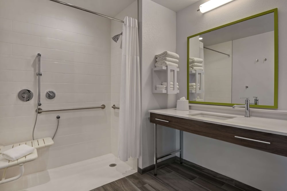 Suite, 1 King Bed, Accessible - Photo 5