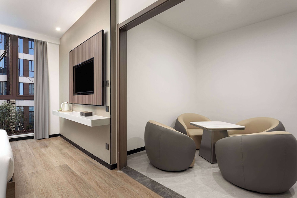 Executive Suite, 1 King Bed, Non Smoking photo 1