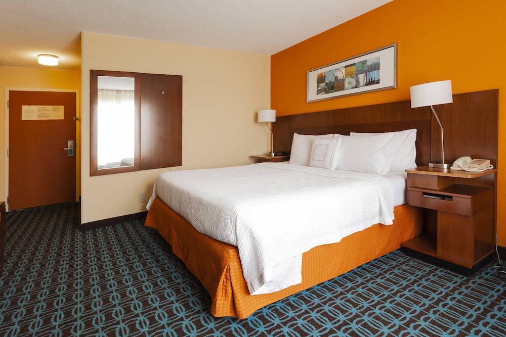 Room, 1 King Bed (Mobility/Hearing Access, Roll-In Shwr) - Photo 3