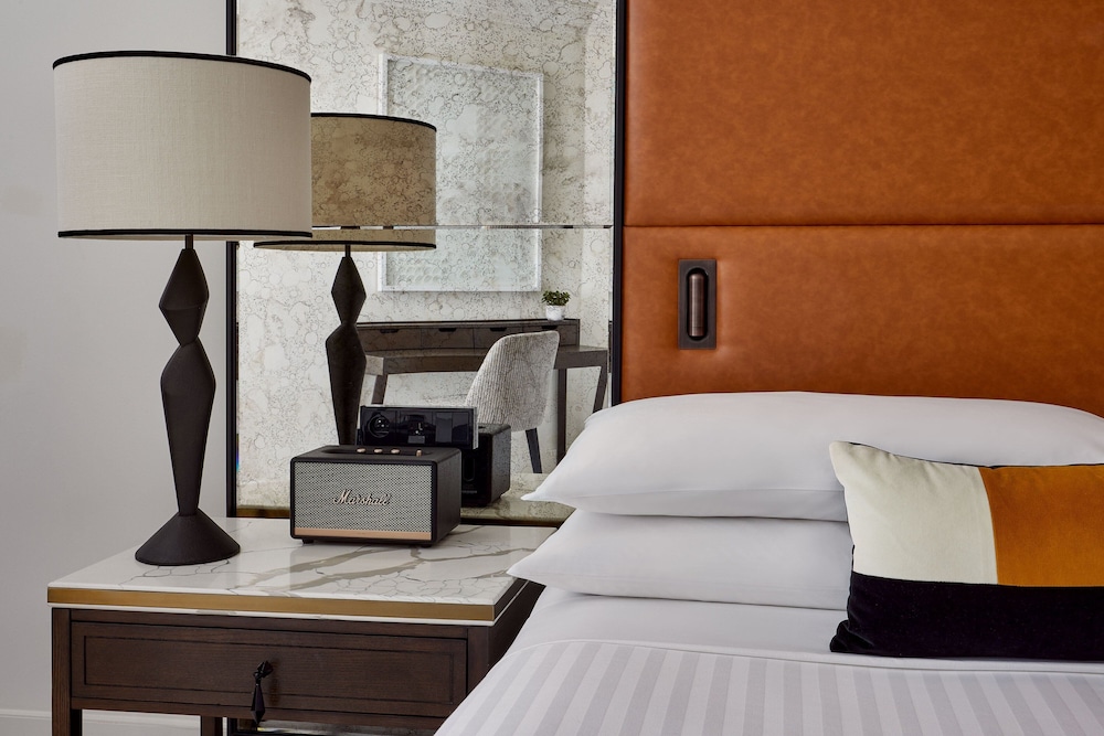 Champs Elysees View Room thumbnail 5