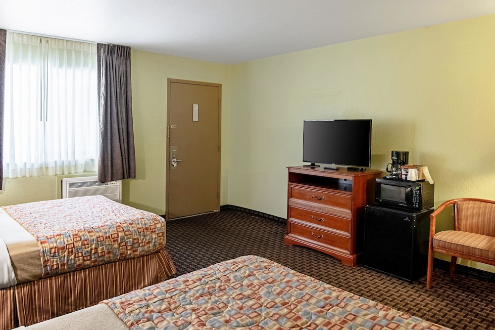 Standard Room, 2 Queen Beds, Non Smoking - Photo 4