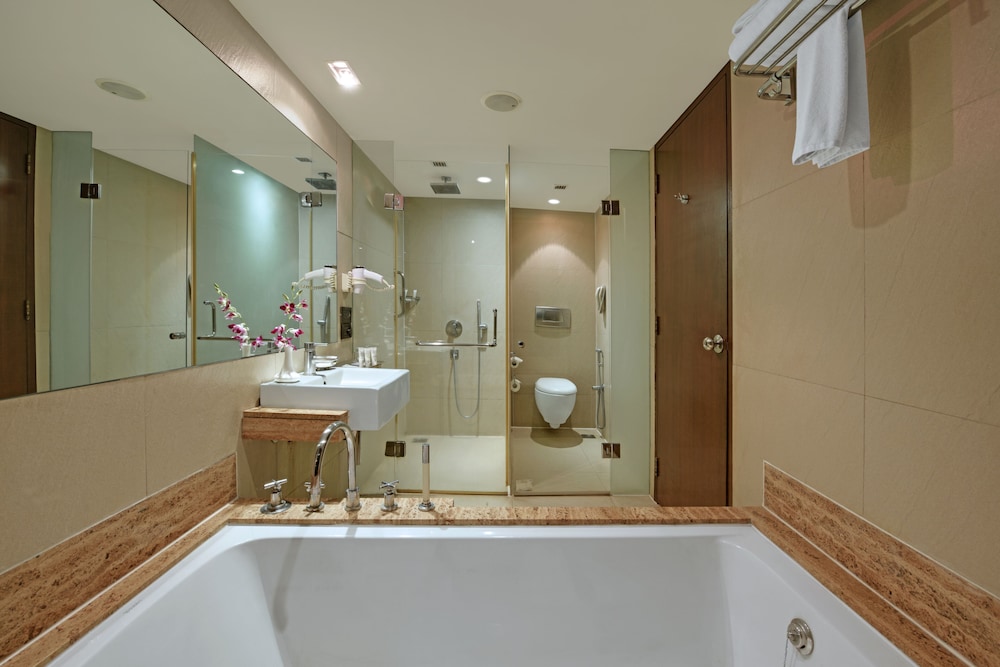 Deluxe King Room With Bath tub - Photo 14
