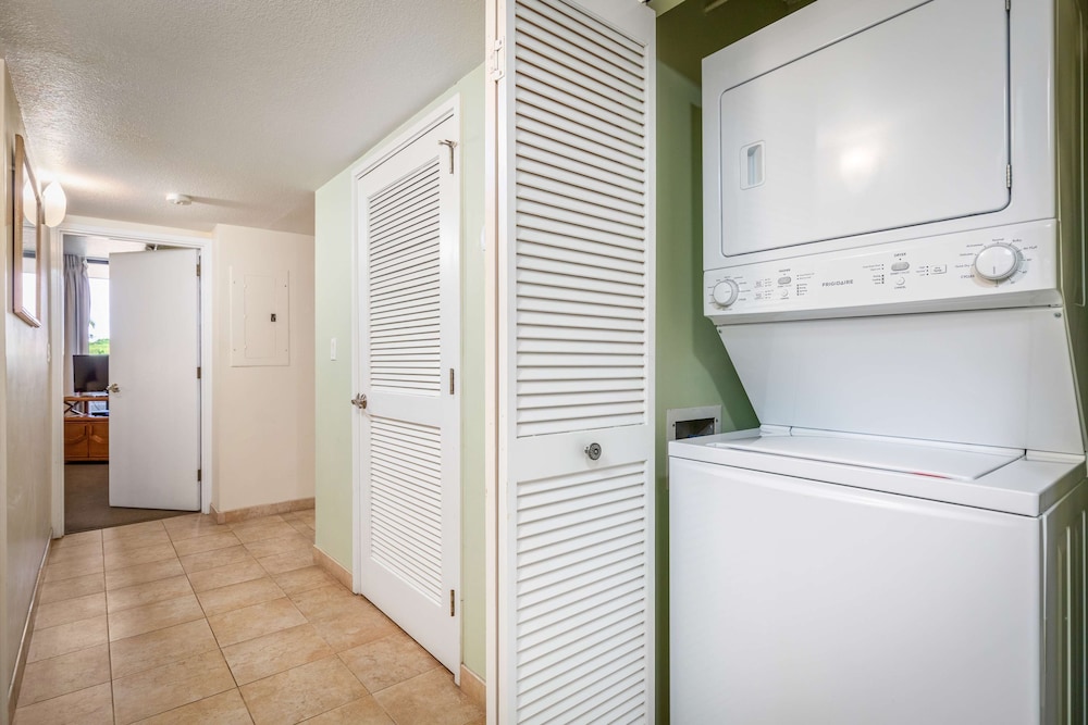 Room, 1 Bedroom, Kitchen, Partial Ocean View thumbnail 5