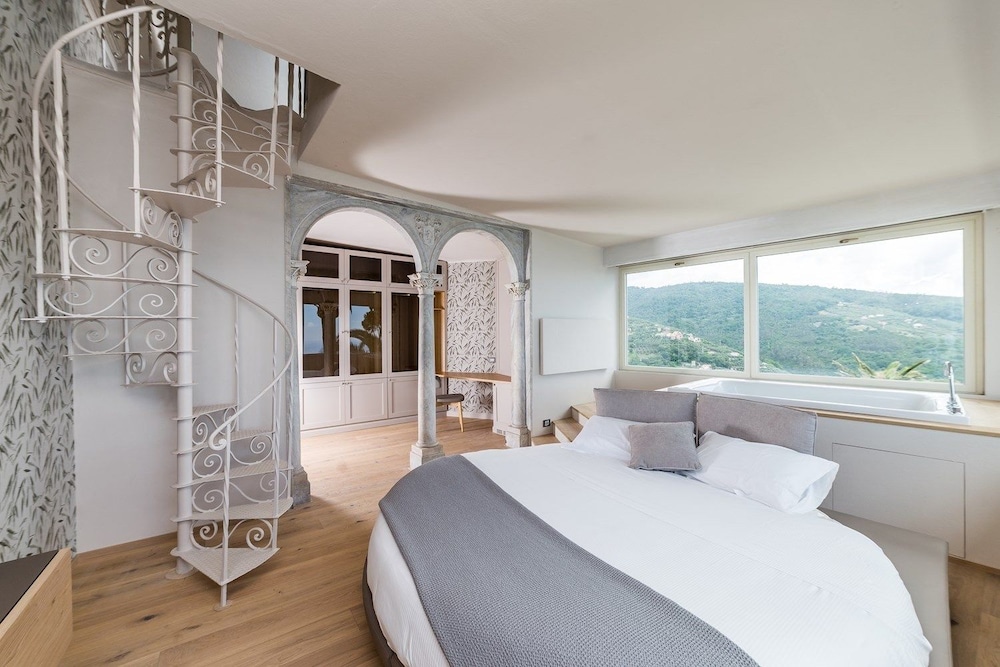 Romantic Suite, Hot Tub, Sea View photo 1