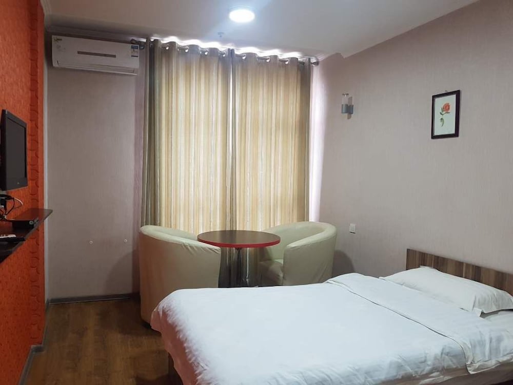 Standard Double Room, 1 King Bed, Non Smoking, Mountain View photo 2