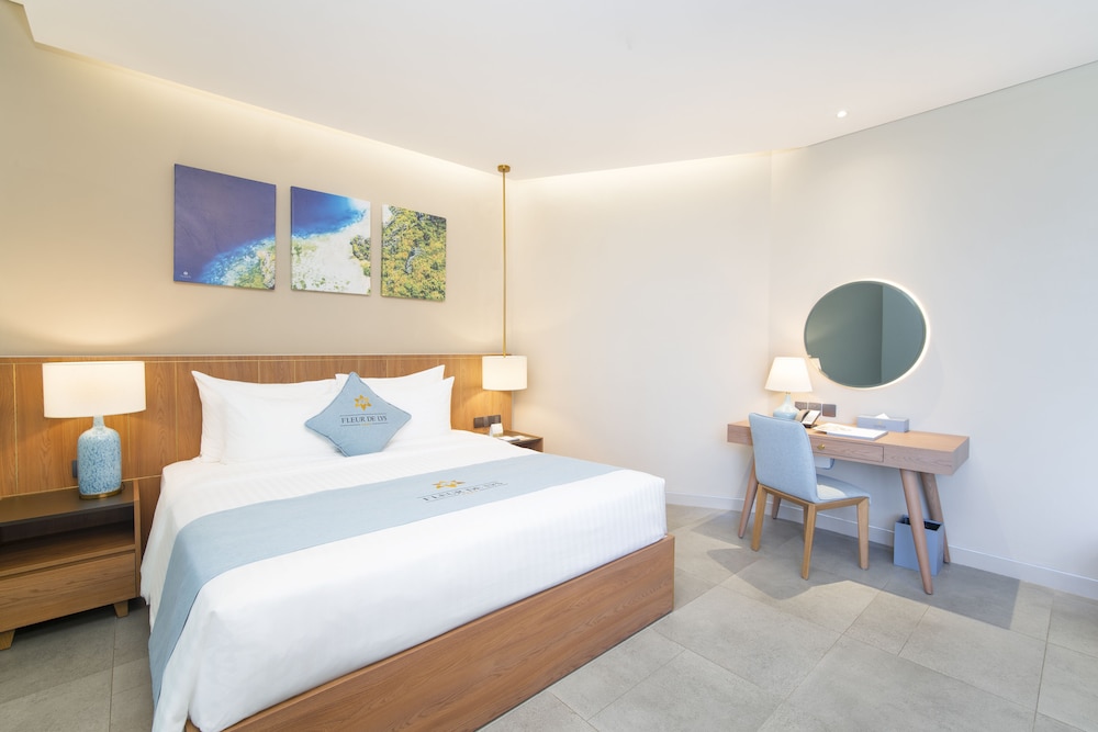 Panoramic Double Room, 1 Queen Bed, Balcony, Ocean View - Photo 3