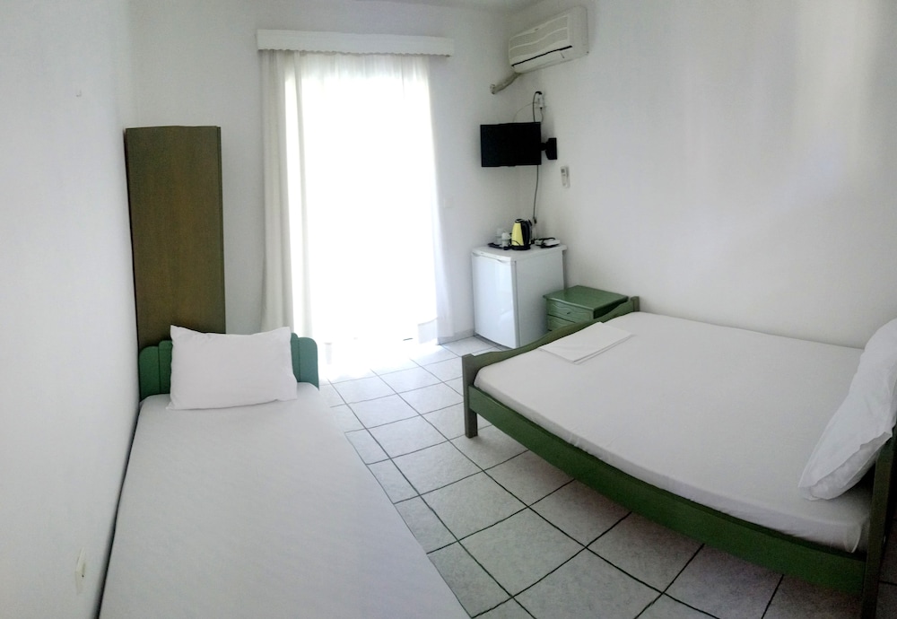Economy Triple Room photo 1