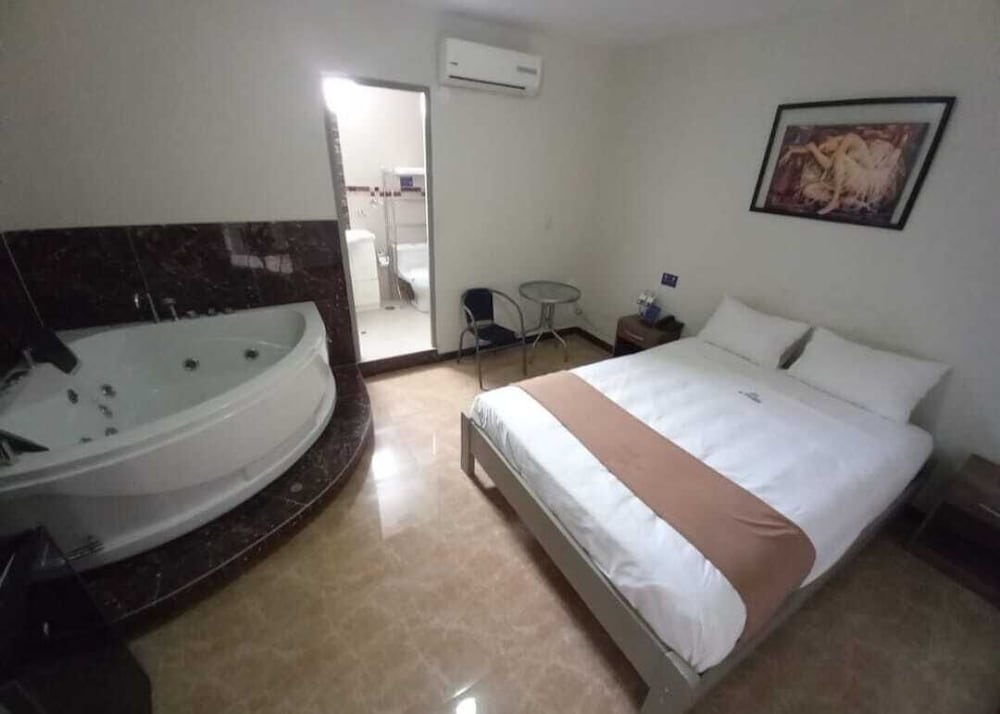 Deluxe Room, 1 King Bed photo 1