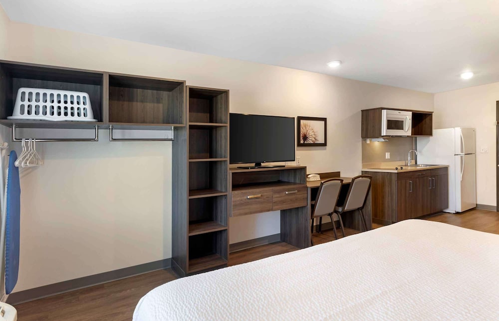 Deluxe Studio, 1 King Bed with Sofa bed, Non Smoking, Refrigerator & Microwave - Photo 5