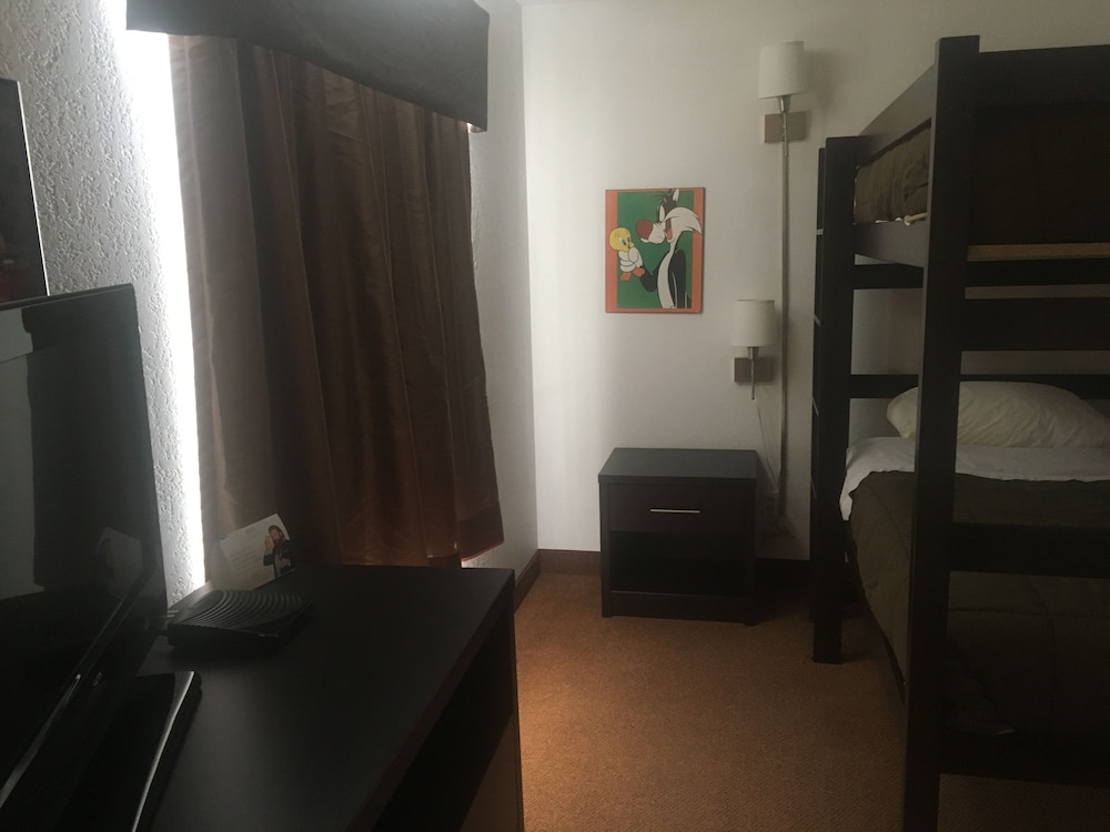 Family Suite, 1 Queen Bed, Kitchen photo 2