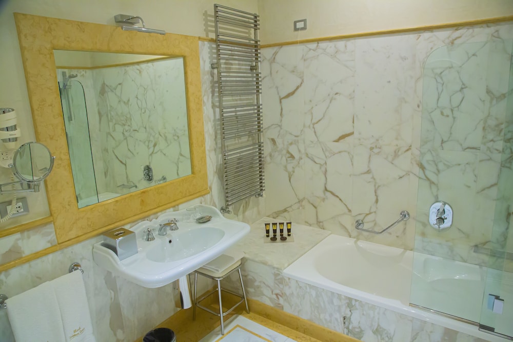 Junior Suite, 2 Queen Beds - Photo 4