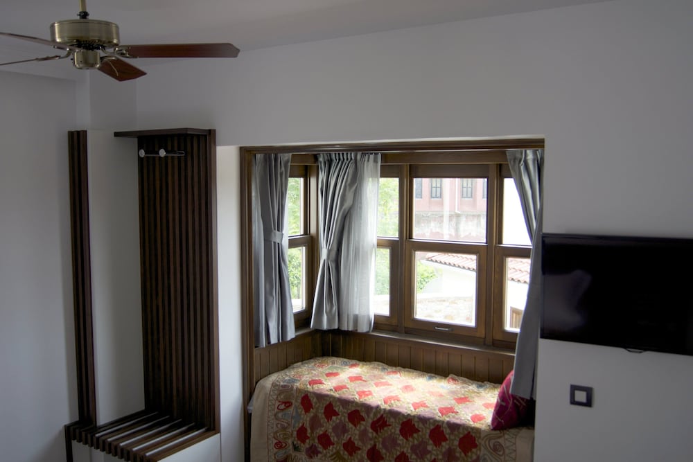 Romantic Suite, 1 Bedroom, Partial Sea View photo 2