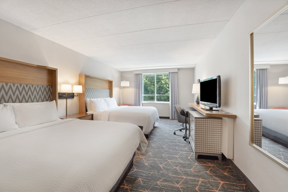 Standard Room, 2 Queen Beds, Mobility Accessible (Transfer Shower) photo 2
