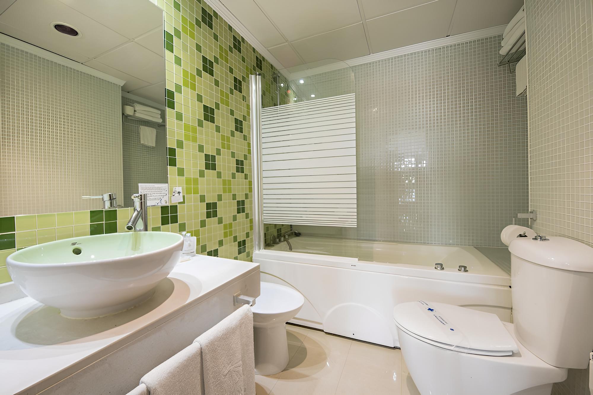 Double Room (2 Adults + 1 Child)