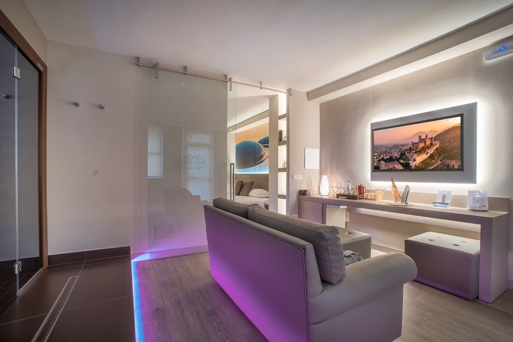 Luxury Suite - Photo 9