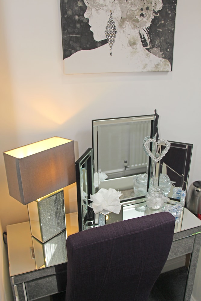Large King Room - Photo 11