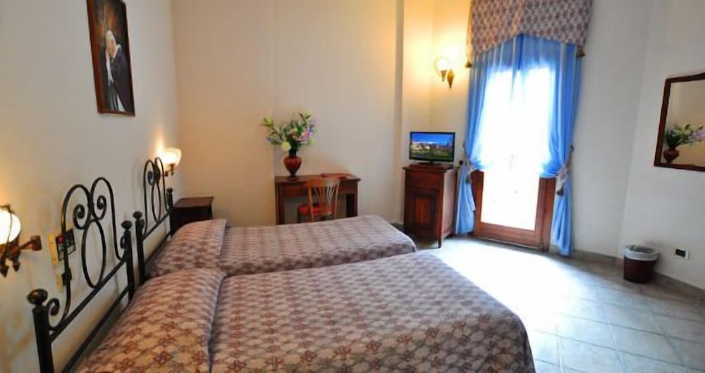 Classic Triple Room, City View photo 1