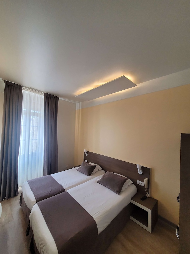 Standard Room, 2 Twin Beds - Photo 36