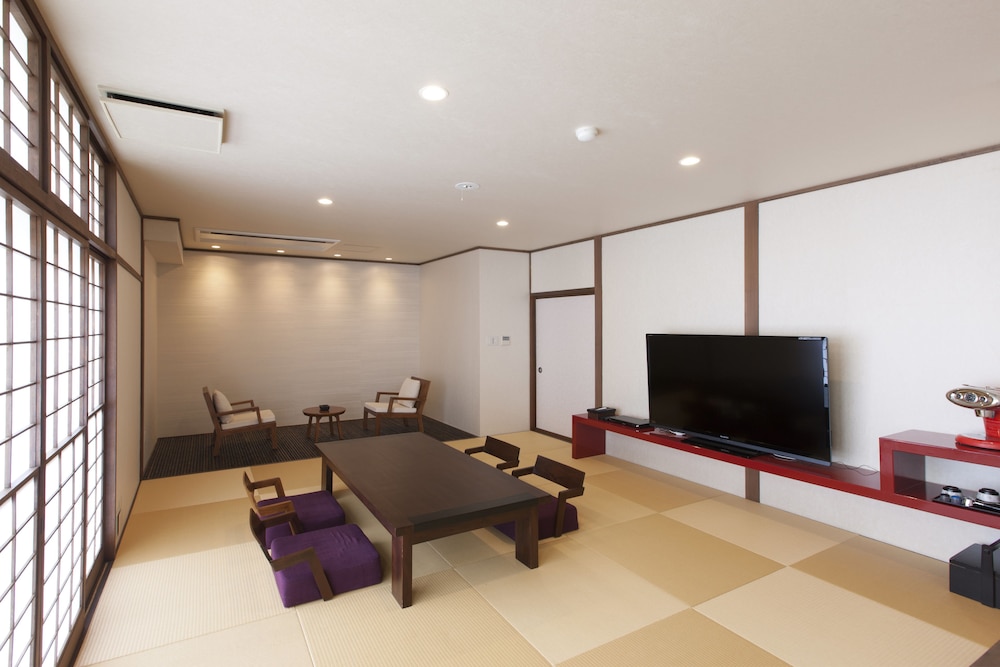 Half board (Dinner: Shabushabu) – Japanese Room with Open Air Bath, Mountain View photo 3