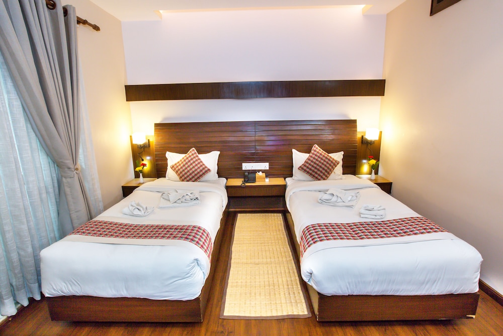 Deluxe Twin Room, Balcony, City View photo 2