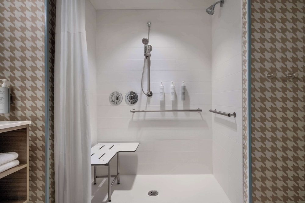 Room, 1 Bedroom, Accessible (Mobility & Hearing, Roll-in Shower) thumbnail 5