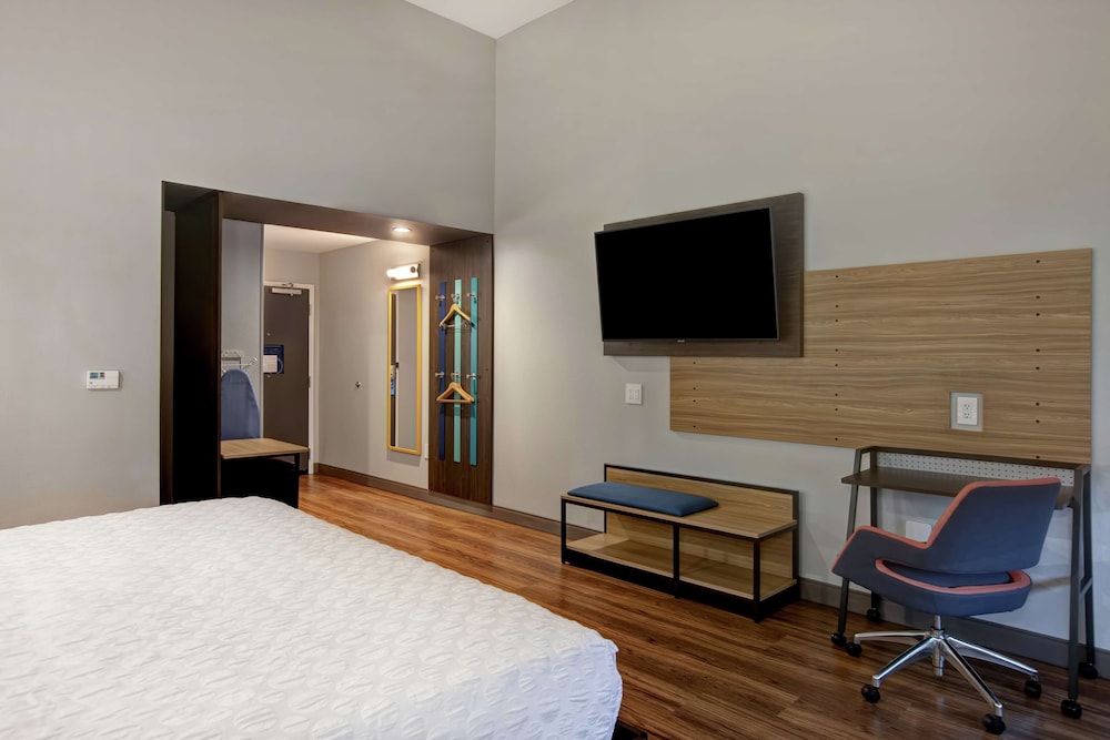 Room, 1 King Bed, Accessible (Hearing) - Photo 2