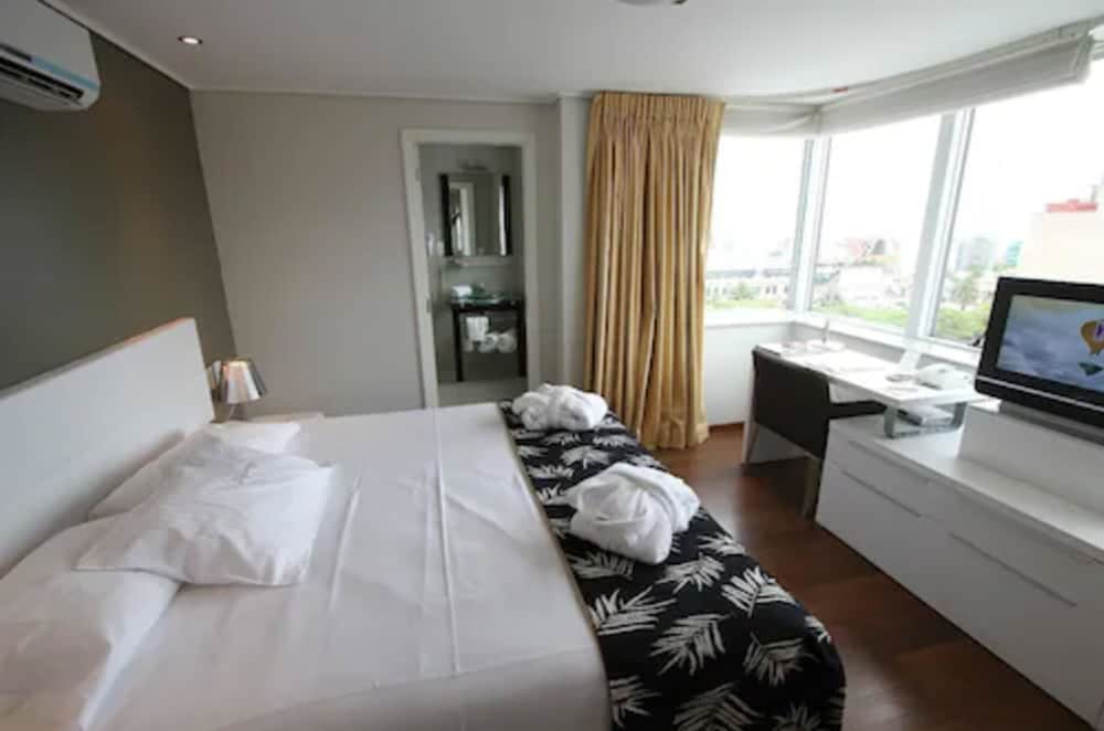 Suite, River View - Photo 3