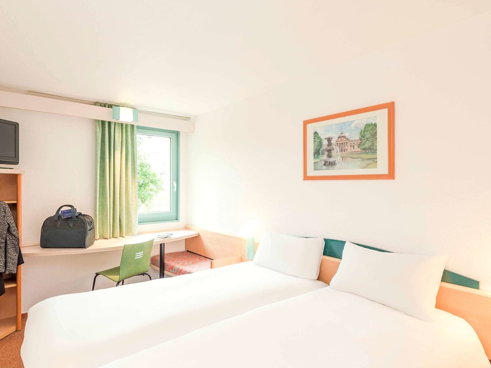 Room - Photo 4