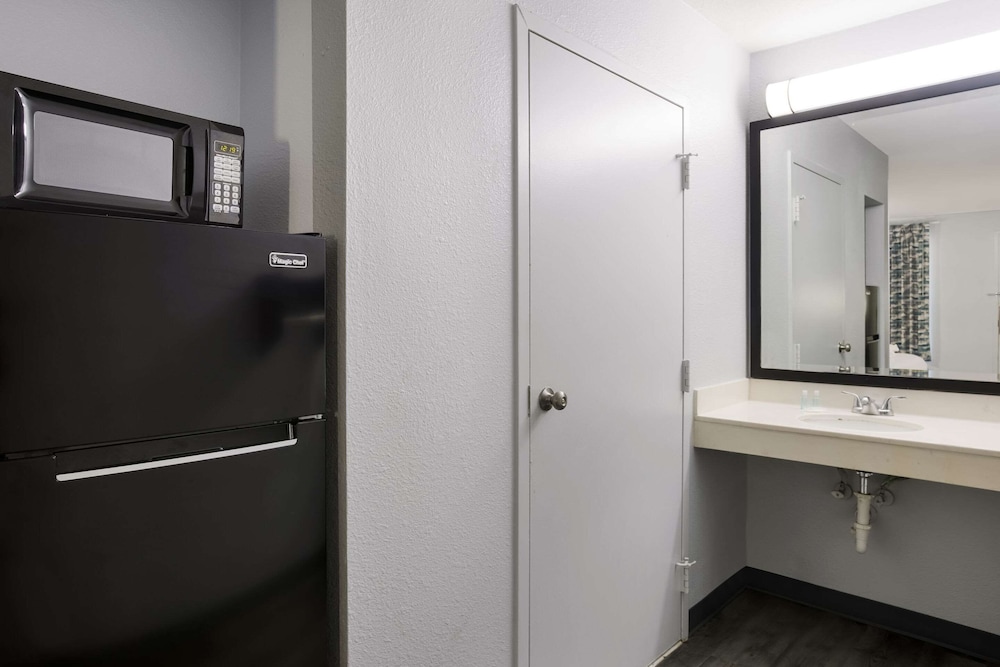 Room, 1 Queen Bed, Accessible, Non Smoking (Roll-In Shower) photo 3