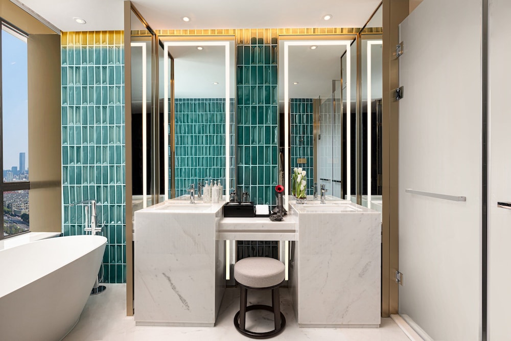 Suite, 1 Bedroom, Club Lounge Access (Dining Area) thumbnail 5