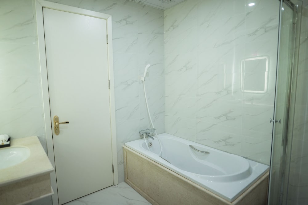 Deluxe Double with Balcony - Photo 9