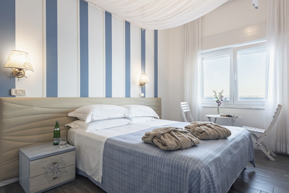 Deluxe Double or Twin Room, Sea View photo 1
