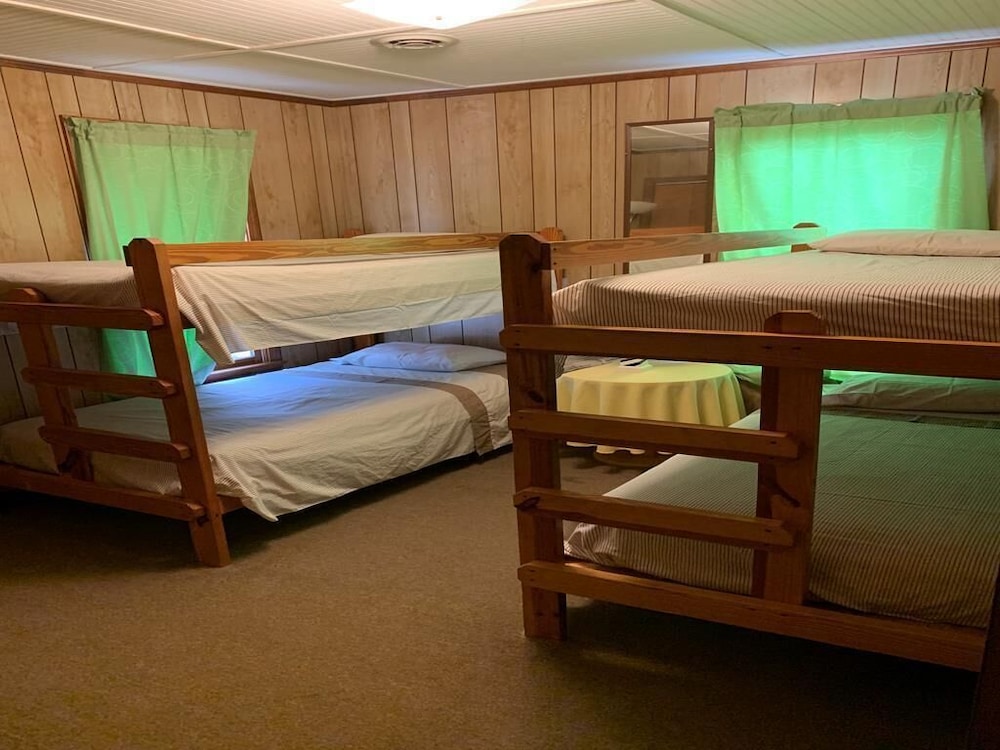 House, Multiple Beds (1017 Byrd St)