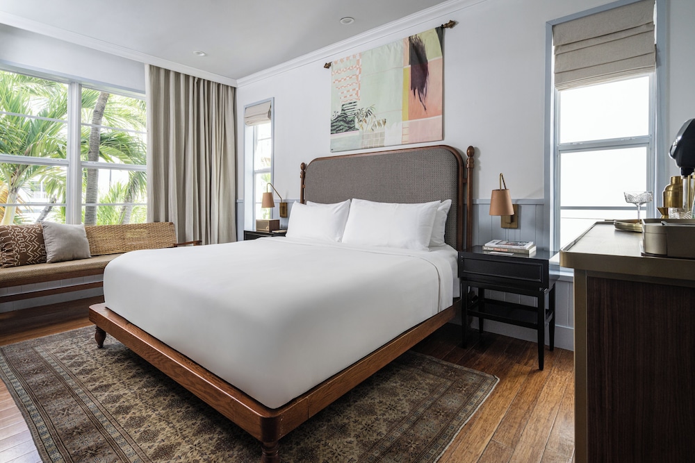 Room, 1 King Bed, Mobility Accessible, Non Smoking (Roll-in Shower)