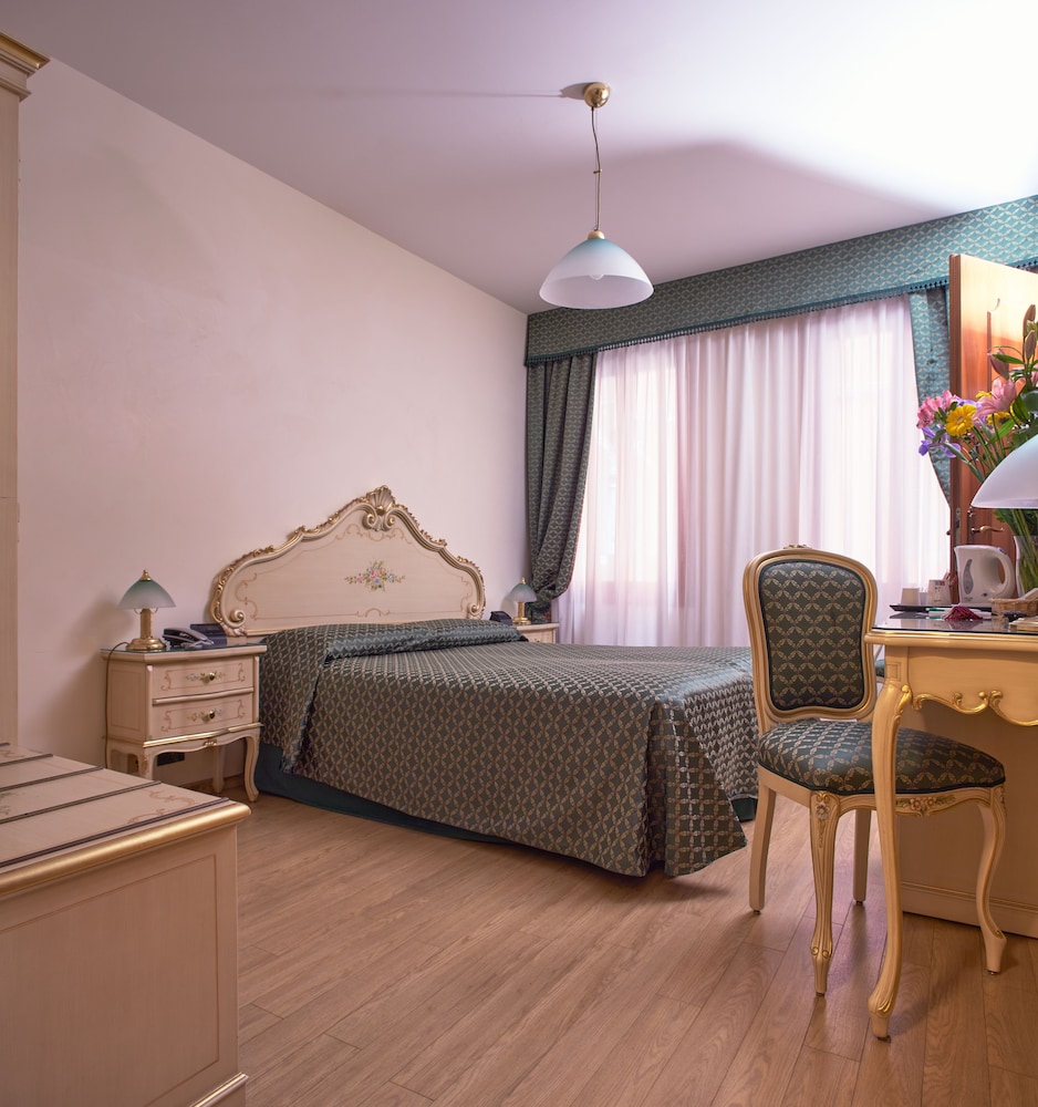 Standard Double or Twin Room photo 3