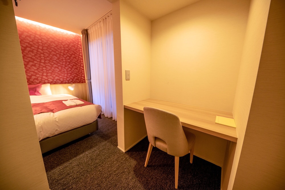 Economy Twin Room (with extra sofa bed for 2 Guests) photo 2