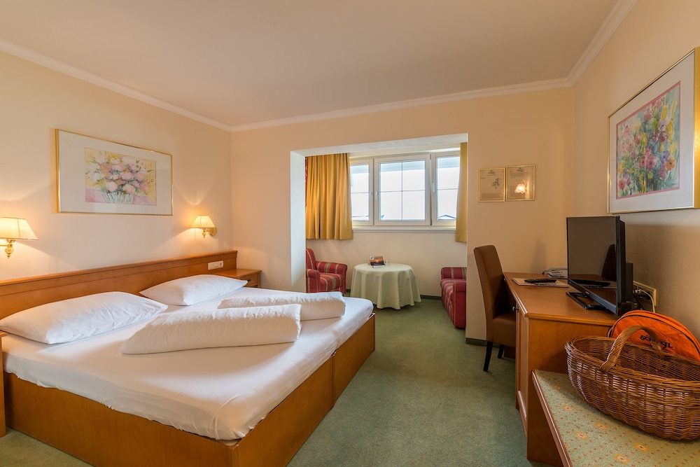 Basic Double Room, 1 Queen Bed, Non Smoking photo 2