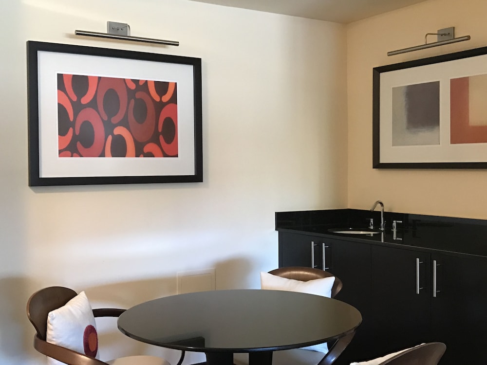Suite, 1 Bedroom, 1 King Bed - Photo 4