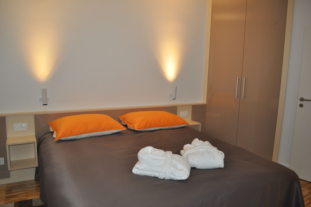 Exclusive Apartment, City View (Orange)