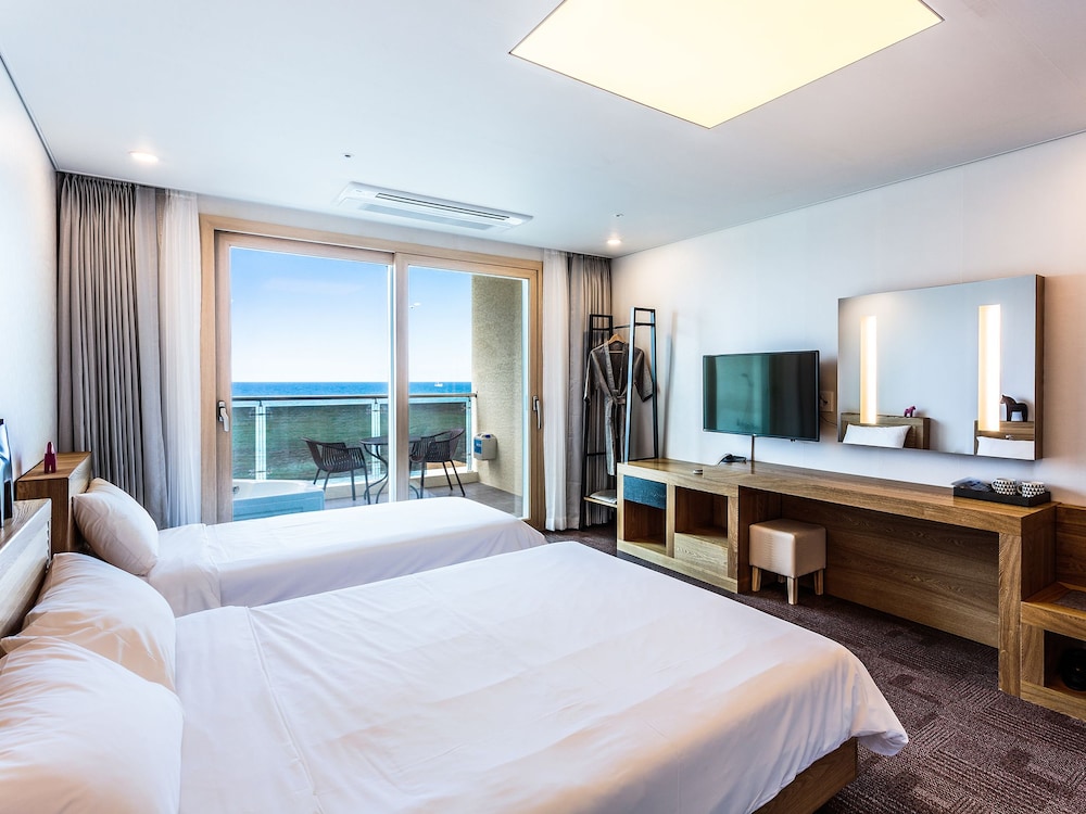 Ocean Room or Sky Room (Random Assign) photo 2