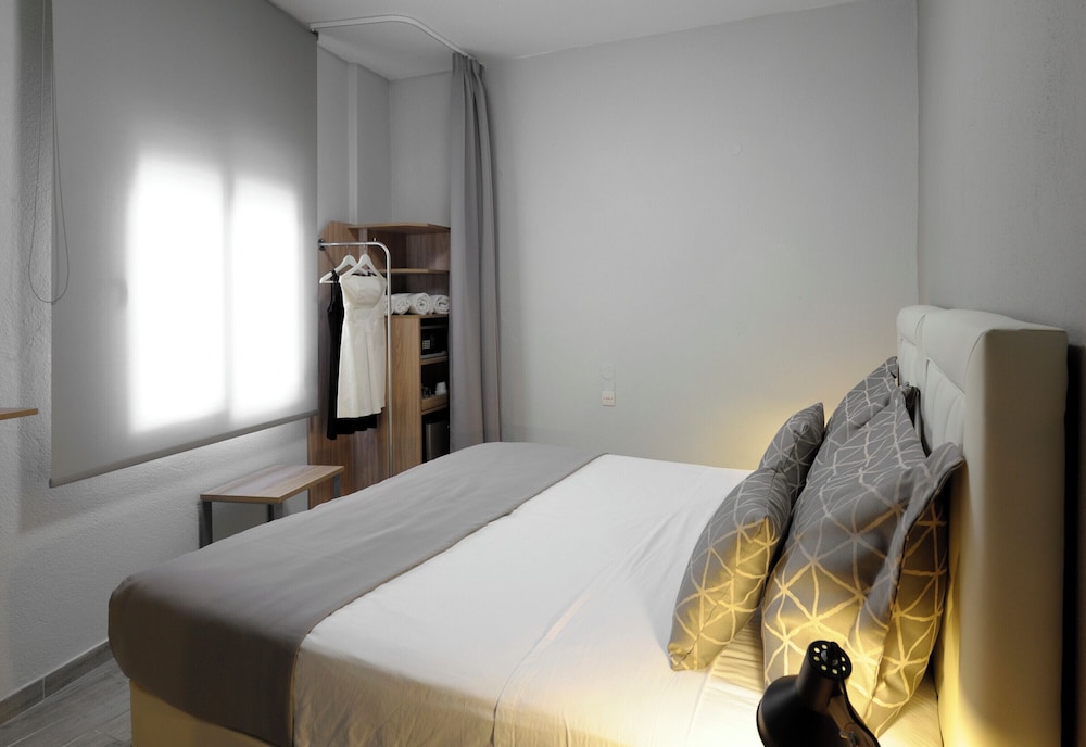 Small Double Room with Small Bathroom photo 2