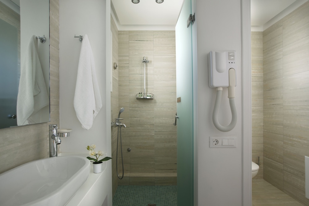Petite Double Room | Upper floor with Sea view photo 3
