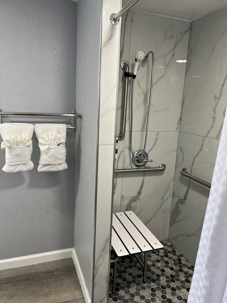 Standard Room, 1 Queen Bed, Accessible - Photo 4