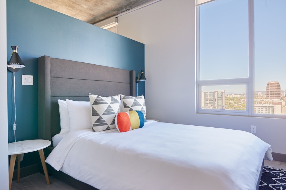 Studio, 1 Queen Bed, Balcony photo 3